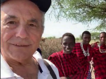 Antonio presenta a sus nuevos amigos de Tanzania  
