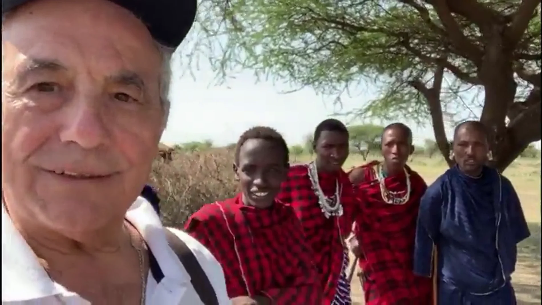 Antonio presenta a sus nuevos amigos de Tanzania  