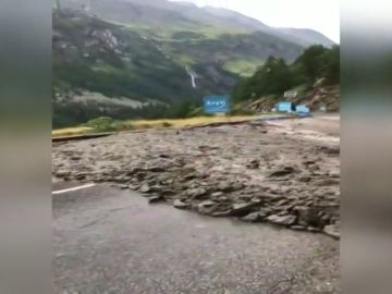 Cundió el pánico entre los aficionados: el increíble desprendimiento de tierra que ha obligado a suspender la etapa del Tour