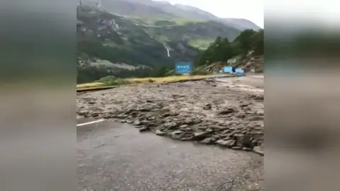 Cundió el pánico entre los aficionados: el increíble desprendimiento de tierra que ha obligado a suspender la etapa del Tour Cundió el pánico entre los aficionados: el increíble desprendimiento de tierra que ha obligado a suspender la etapa del Tour
