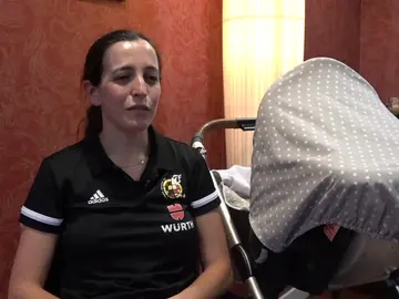 El ejemplo de Judit Romano, la primera árbitra que concilia su labor con su bebé El ejemplo de Judit Romano, la primera árbitra que concilia su labor con su bebé