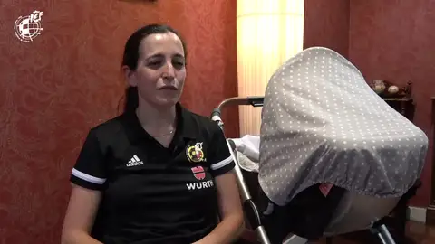 El ejemplo de Judit Romano, la primera árbitra que concilia su labor con su bebé El ejemplo de Judit Romano, la primera árbitra que concilia su labor con su bebé