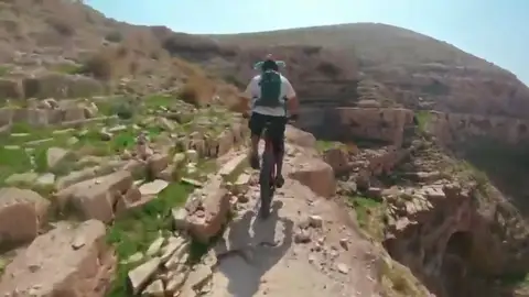 La espeluznante caída de un ciclista por un barranco La espeluznante caída de un ciclista por un barranco