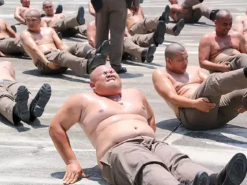 La Policía indonesia se enfrenta al crimen, pero también al sobrepeso de sus agentes La Policía indonesia se enfrenta al crimen, pero también al sobrepeso de sus agentes