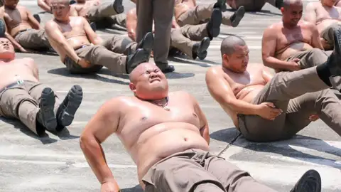 La Policía indonesia se enfrenta al crimen, pero también al sobrepeso de sus agentes La Policía indonesia se enfrenta al crimen, pero también al sobrepeso de sus agentes