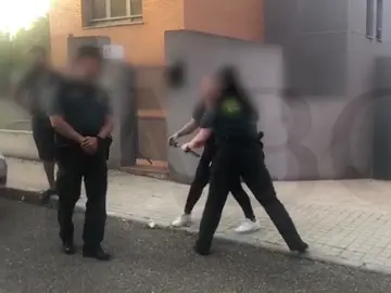 Un grupo de okupas atemoriza a los vecinos de una urbanización de Toledo: "Con tu cara me he quedado, guapa" Un grupo de okupas atemoriza a los vecinos de una urbanización de Toledo: "Con tu cara me he quedado, guapa"