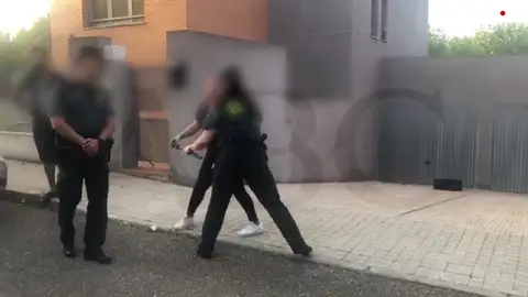 Un grupo de okupas atemoriza a los vecinos de una urbanización de Toledo: "Con tu cara me he quedado, guapa" Un grupo de okupas atemoriza a los vecinos de una urbanización de Toledo: "Con tu cara me he quedado, guapa"