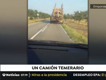 Un camión realizando peligrosas maniobras