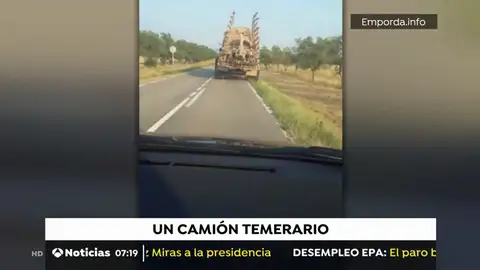 Un camión realizando peligrosas maniobras Un camión realizando peligrosas maniobras