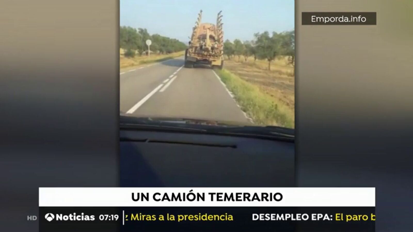 Graban a un camionero realizando peligrosas maniobras en una carretera de Girona