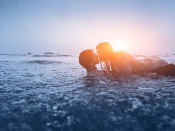 Pareja en el agua