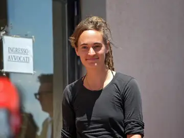 Carola Rackete tras ser interrogada en Italia Carola Rackete tras ser interrogada en Italia