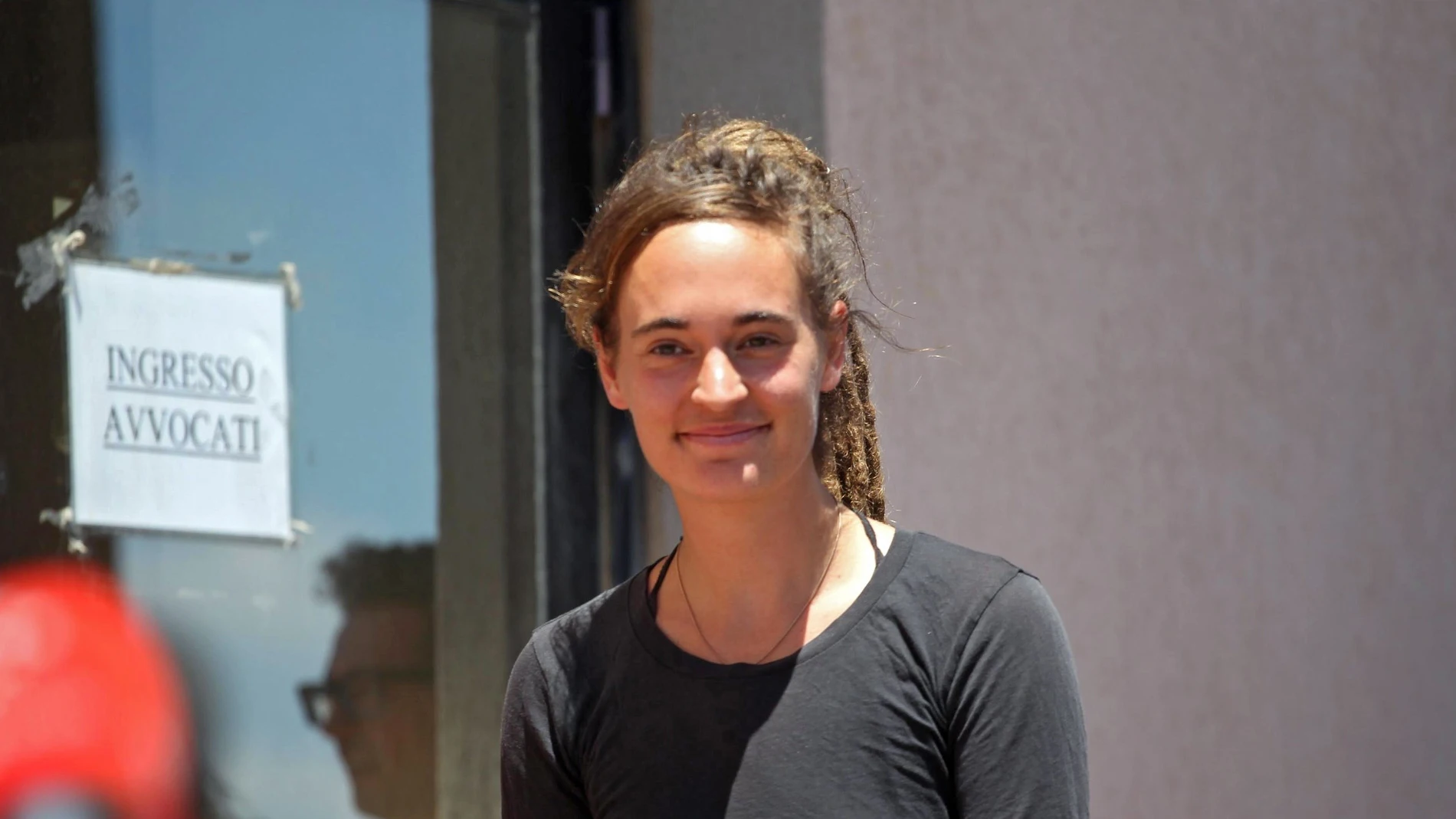 Carola Rackete tras ser interrogada en Italia Carola Rackete tras ser interrogada en Italia