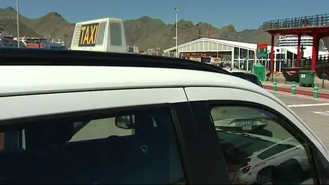Detenido un taxista de Tenerife por violar a una clienta que llevaba en su coche Detenido un taxista de Tenerife por violar a una clienta que llevaba en su coche