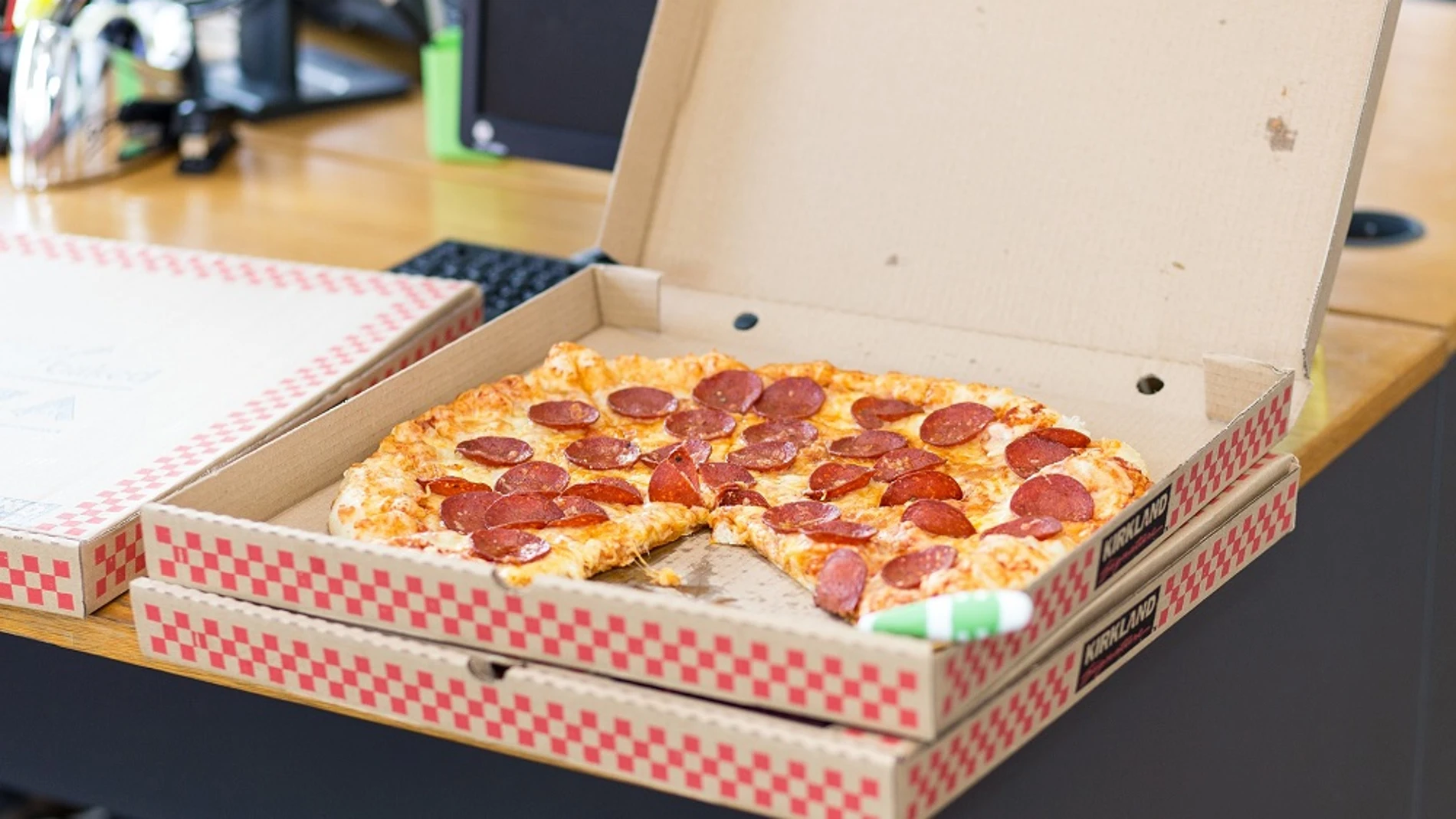 Pizza en la caja de un establecimiento Pizza en la caja de un establecimiento