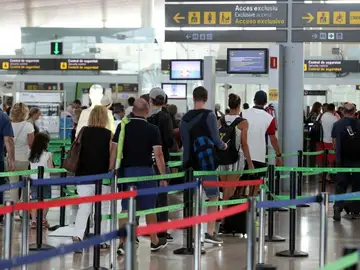 Antena 3 Noticias Fin de Semana (27-07-19) Cancelaciones y retrasos en El Prat por la huelga del personal de tierra de Iberia y la intensa lluvia Antena 3 Noticias Fin de Semana (27-07-19) Cancelaciones y retrasos en El Prat por la huelga del personal de tierra de Iberia y la intensa lluvia