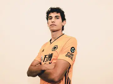 Jesús Vallejo con la camiseta de su nuevo equipo, los Wolves Jesús Vallejo con la camiseta de su nuevo equipo, los Wolves