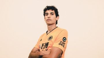 Jesús Vallejo con la camiseta de su nuevo equipo, los Wolves 