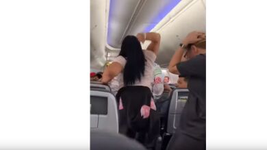 Agrede a su novio en un avión 