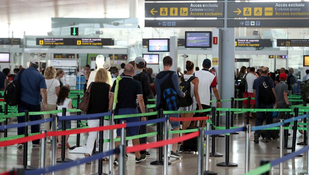 Colas en el control de seguridad del aeropuerto del Prat