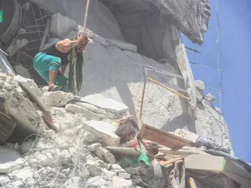 Una niña tratando de salvar a su hermana en Siria Una niña tratando de salvar a su hermana en Siria