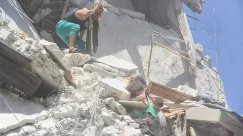 Una niña tratando de salvar a su hermana en Siria Una niña tratando de salvar a su hermana en Siria