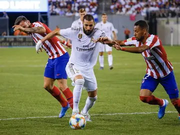 Karim Benzema pelea por el balón durante un partido contra el Atlético de Madrid Karim Benzema pelea por el balón durante un partido contra el Atlético de Madrid