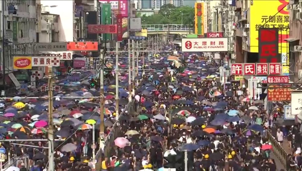 Miles de manifestantes llenan las calles de Hong Kong contra la ley de extradición