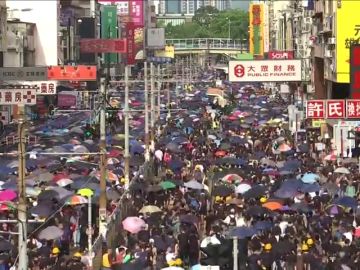 Miles de manifestantes llenan las calles de Hong Kong contra la ley de extradición