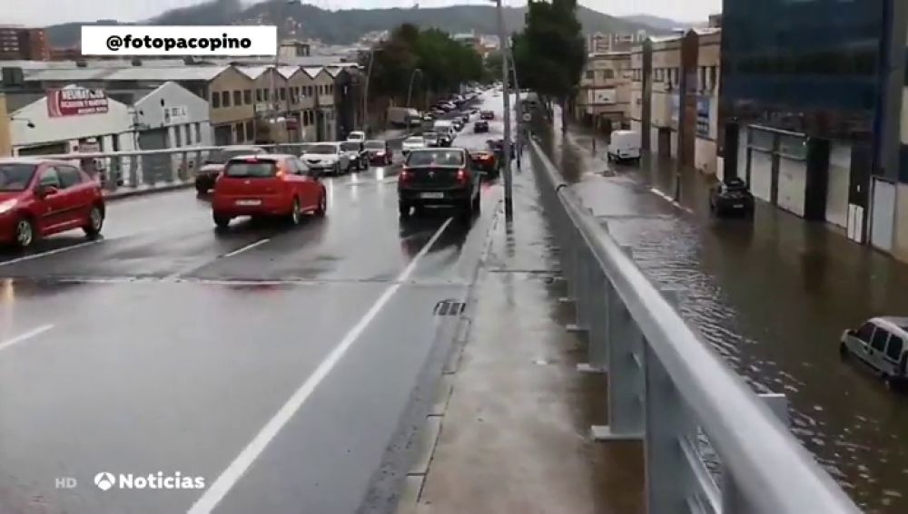 La lluvia deja inundaciones, árboles caídos y problemas de tráfico en Barcelona