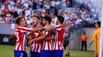 Los jugadores del Atlético celebran un gol de Diego Costa ante el Real Madrid