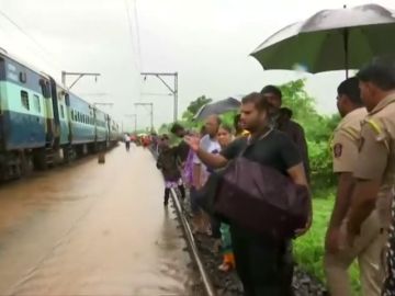 Rescatan a cientos de personas atrapadas en un tren por las fuertes lluvias en la India