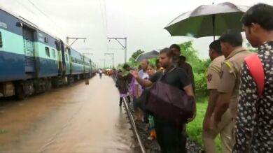Rescatan a cientos de personas atrapadas en un tren por las fuertes lluvias en la India