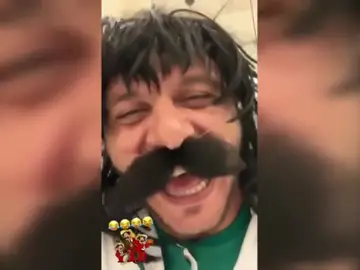 Joaquín imita a un mariachi durante su estancia en México Joaquín imita a un mariachi durante su estancia en México
