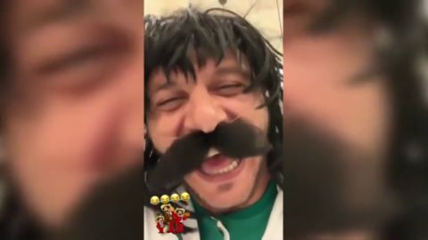 Joaqu&iacute;n imita a un mariachi durante su estancia en M&eacute;xico