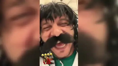 Joaquín imita a un mariachi durante su estancia en México Joaquín imita a un mariachi durante su estancia en México