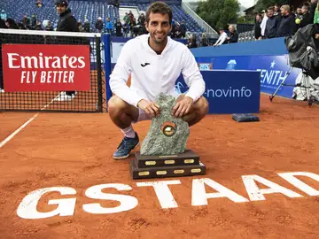 Albert Ramos posa con el título conseguido en Gstaad Albert Ramos posa con el título conseguido en Gstaad