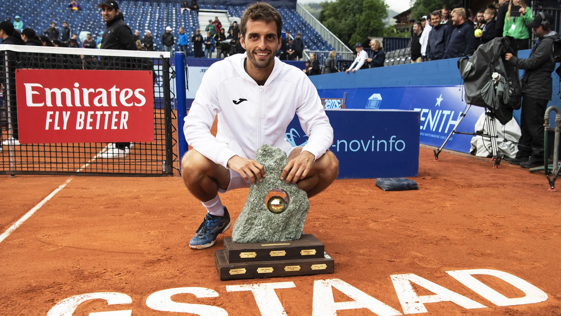 Albert Ramos posa con el título conseguido en Gstaad Albert Ramos posa con el título conseguido en Gstaad
