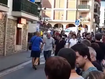 Increpan a un equipo de Antena 3 Noticias durante el recibimiento a uno de los secuestradores de Ortega Lara Increpan a un equipo de Antena 3 Noticias durante el recibimiento a uno de los secuestradores de Ortega Lara