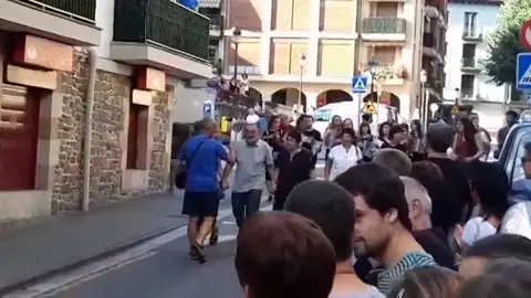 Increpan a un equipo de Antena 3 Noticias durante el recibimiento a uno de los secuestradores de Ortega Lara Increpan a un equipo de Antena 3 Noticias durante el recibimiento a uno de los secuestradores de Ortega Lara