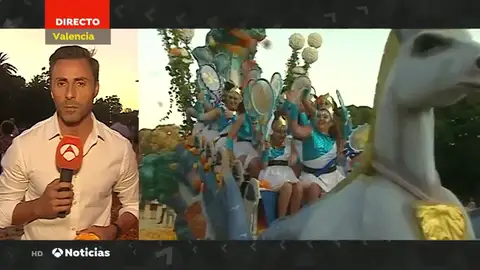 Color y alegría en la Batalla de las Flores de la Gran Fira de Valencia Color y alegría en la Batalla de las Flores de la Gran Fira de Valencia
