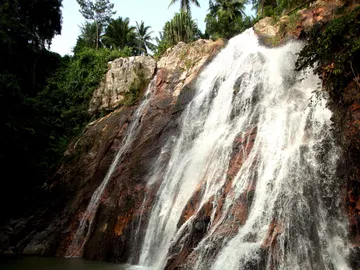 Vista de la cascada Na Meung, en la isla de Ko Samui, cercana a la de Na Meung 2, en la que se produjo el accidente Vista de la cascada Na Meung, en la isla de Ko Samui, cercana a la de Na Meung 2, en la que se produjo el accidente