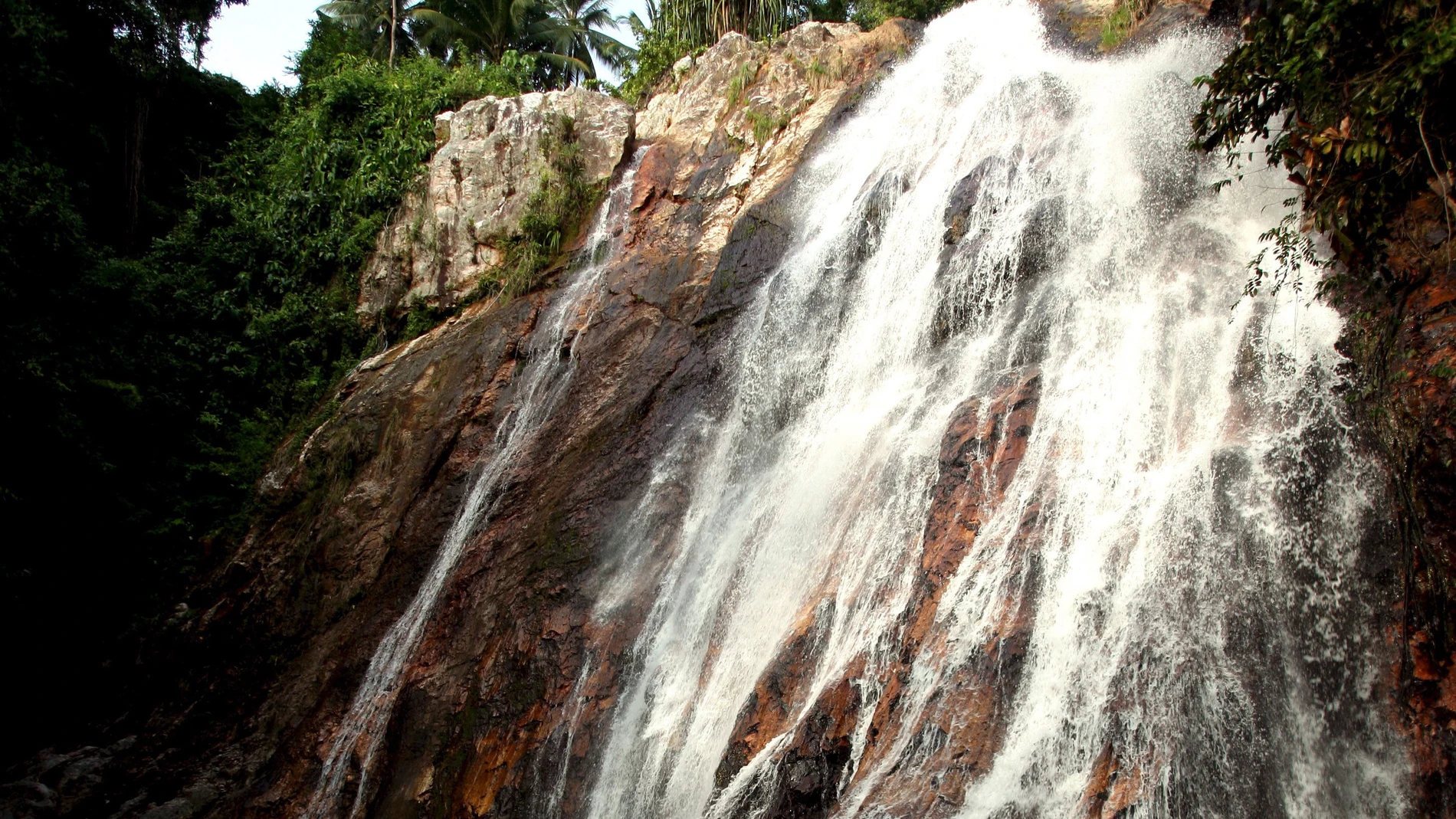 Vista de la cascada Na Meung, en la isla de Ko Samui, cercana a la de Na Meung 2, en la que se produjo el accidente Vista de la cascada Na Meung, en la isla de Ko Samui, cercana a la de Na Meung 2, en la que se produjo el accidente