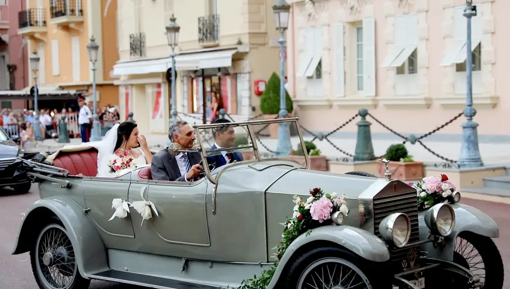 Marie Chevallier llegando en coche a su boda con Louis Ducruet