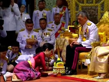 El Rey de Tailandia elige 'concubina de honor' en la ceremonia de su 67 cumpleaños