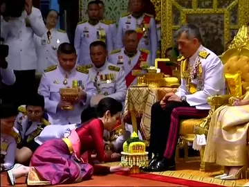 El Rey de Tailandia elige 'concubina de honor' en la ceremonia de su 67 cumpleaños El Rey de Tailandia elige 'concubina de honor' en la ceremonia de su 67 cumpleaños