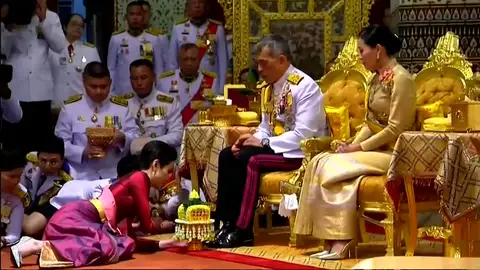 El Rey de Tailandia elige 'concubina de honor' en la ceremonia de su 67 cumpleaños El Rey de Tailandia elige 'concubina de honor' en la ceremonia de su 67 cumpleaños
