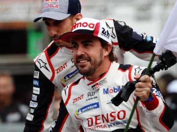 Fernando Alonso celebra la victoria en Le Mans