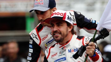 Fernando Alonso celebra la victoria en Le Mans