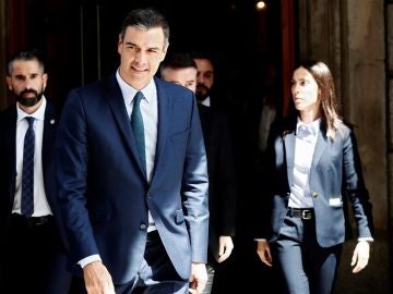 Pedro Sánchez saliendo del Congreso